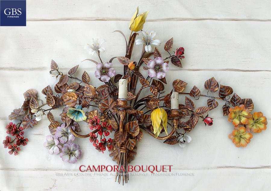 Campora Bouquet di GBS, Applique in ferro battuto, oro foglia, oro patinato e smalto invecchiato. Versione a tre luci. 