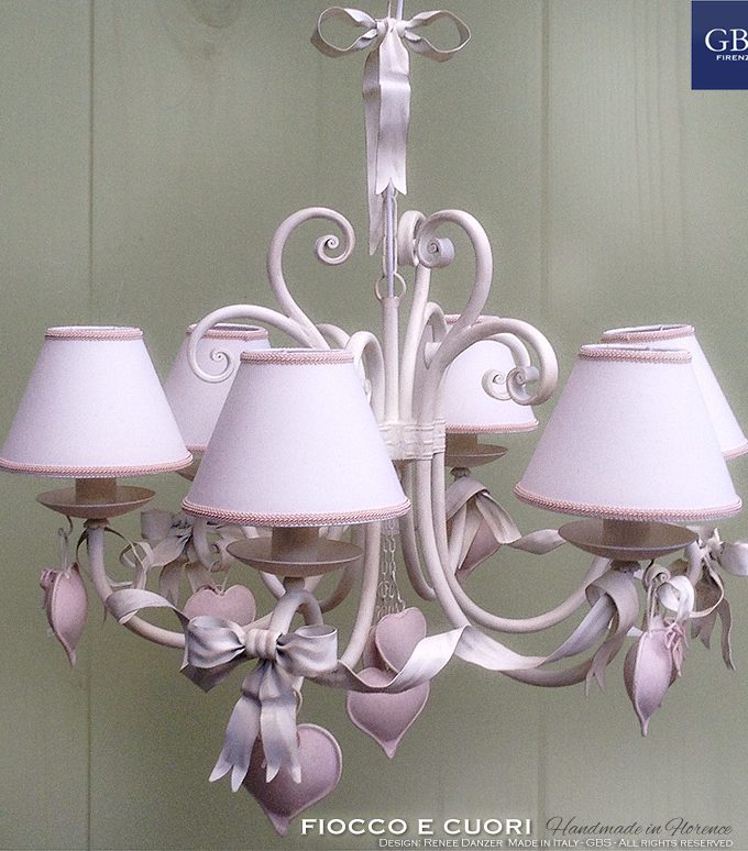 Fiocco e Cuori. Lampadario a 6 luci. Tempera Panna anticata e Rosa petalo