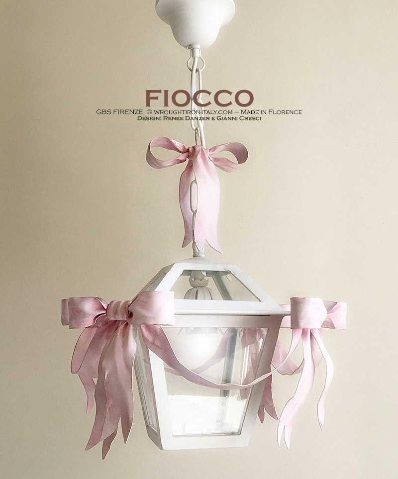 Fiocco rosa decorativo con nastri.