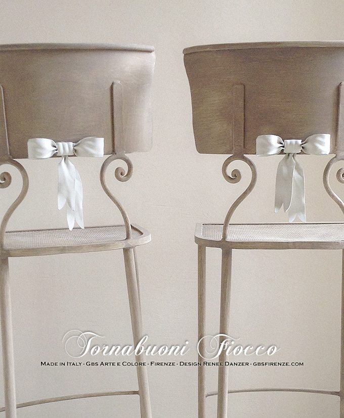 Tornabuoni Fiocco. Sedia o Sgabello. Colore Cappuccino. Tempera. Seduta in ferro.