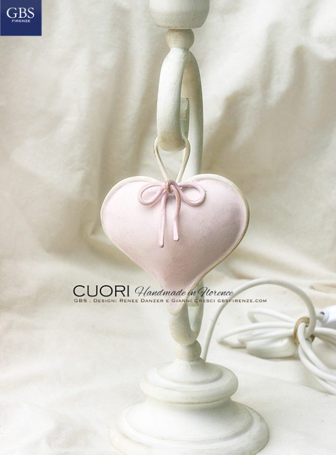 Abat-Jour Cuori. Lampada da comodino in tempera ad una luce. Cuore e nastro rosa
