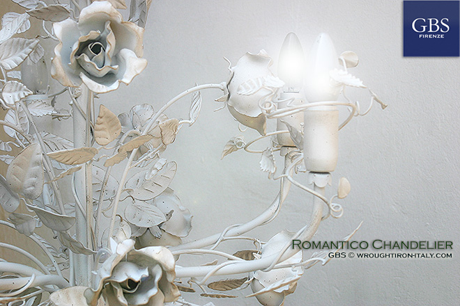 Romantico Total White. 5 Luci. Dettaglio del Lampadario. Rose in ferro battuto. Design Renee Danzer