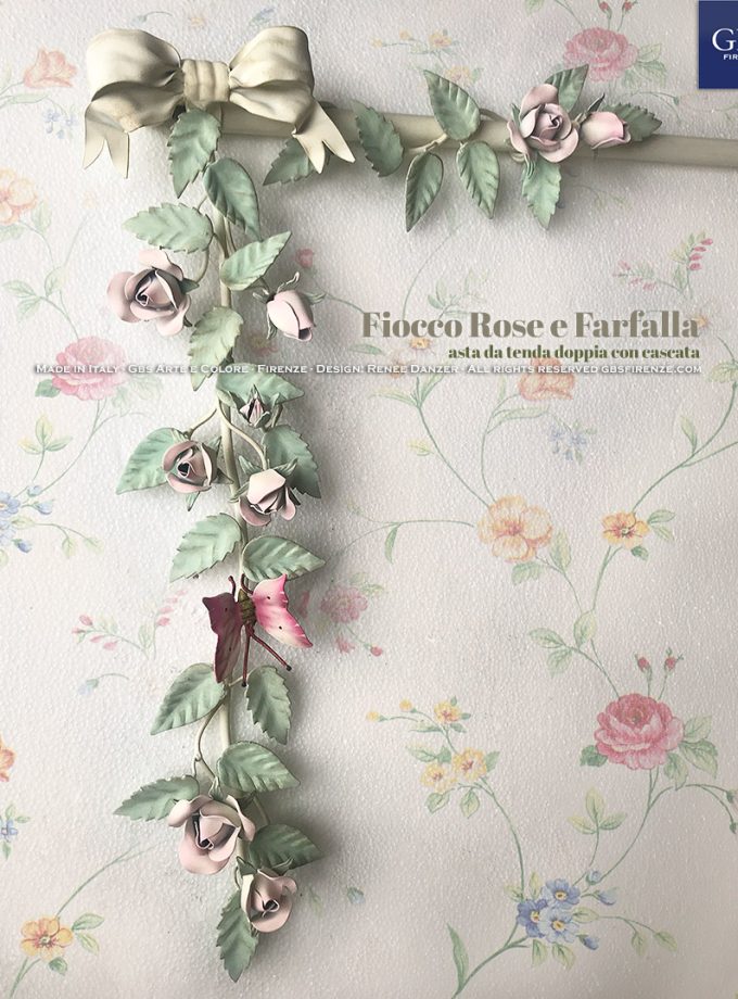 Fiocco Rose e Farfalla. Asta da tenda doppia con cascata. Versione in tempera. Colori pastello. Rosa colore lavanda rosata, foglie verde malva chiaro