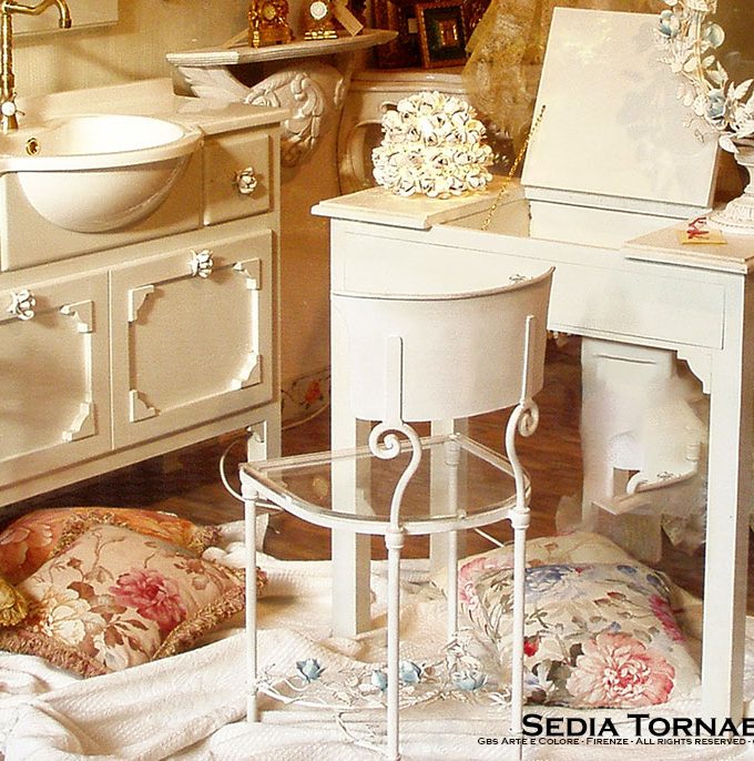 Roselline Rampicanti. Collezione Sedia Tornabuoni. Seduta in Plexiglas trasparente.