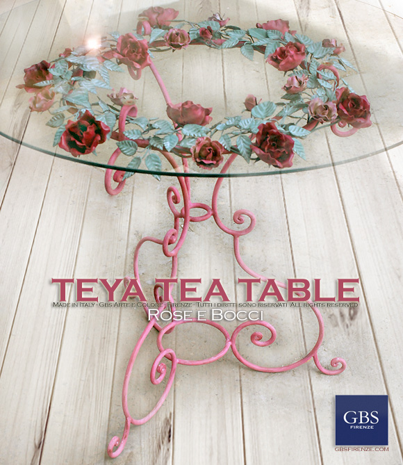 Teya Tea Table. In tempera. Tavolino da caffè e da divano, con ghirlanda di rose e bocci