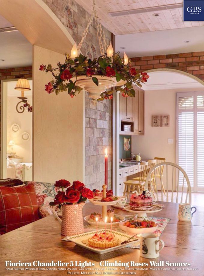 Fioriera. Lampadario a 3 - 4 o 5 luci. Versione con Rose rampicanti