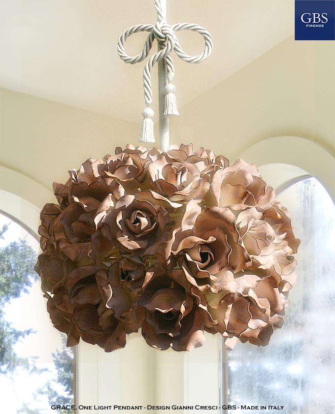 Lampada Sospensione Grace di Rose. Ferro battuto e decorato a mano. Made in Italy.