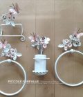 Accessori per il bagno. Collezione Piccole Farfalle. Nell’immagine: finitura Bianco e Rosa Baby in smalto. Ferro battuto e decorato a mano