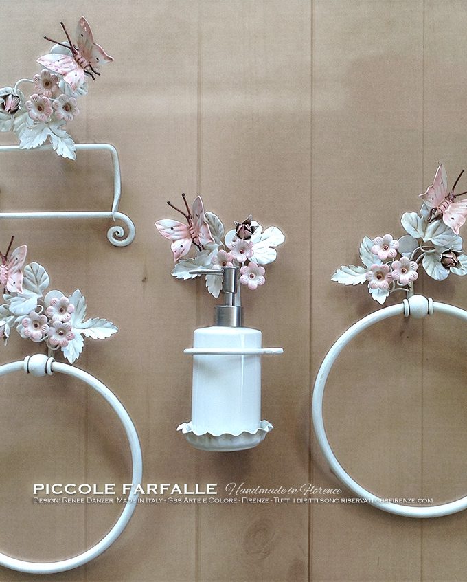 Accessori per il bagno. Collezione Piccole Farfalle. Nell’immagine: finitura Bianco e Rosa Baby in smalto. Ferro battuto e decorato a mano