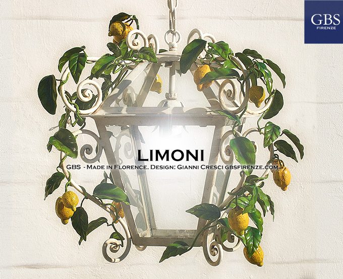 LIMONI. Lanterna versione sospensione con catena. Ferro battuto e decorato a mano. Colori naturali in smalto