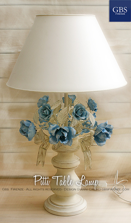 Bouquet di Rose e Fiocco, colore azzurro cielo, tempera patinata, base colore bianco crema. Ferro battuto e decorato a mano, di GBS. Made in Italy