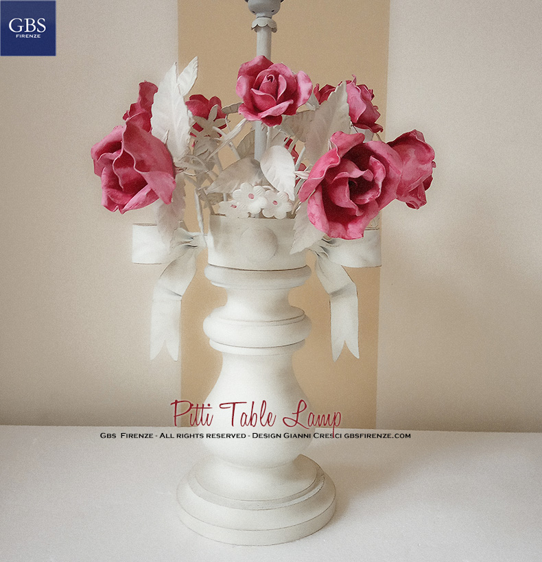 Lampada da tavolo Pitti. Versione con Rose. Bouquet centrale di rose avvolto dal grande fiocco.